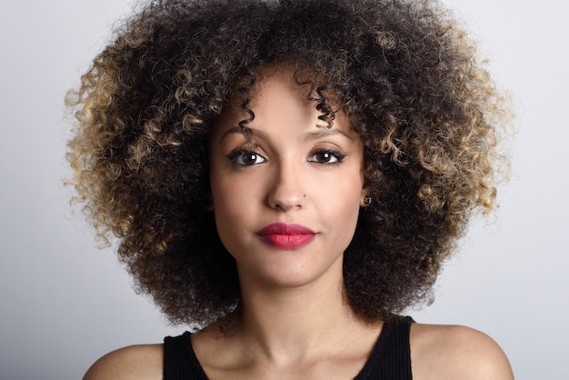 Mujer de frente con el pelo rizado