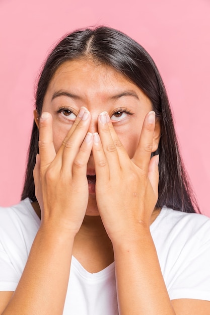 La mujer se frota los ojos y mira hacia otro lado