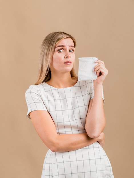 Foto gratuita mujer fruncir el ceño y sosteniendo una almohadilla