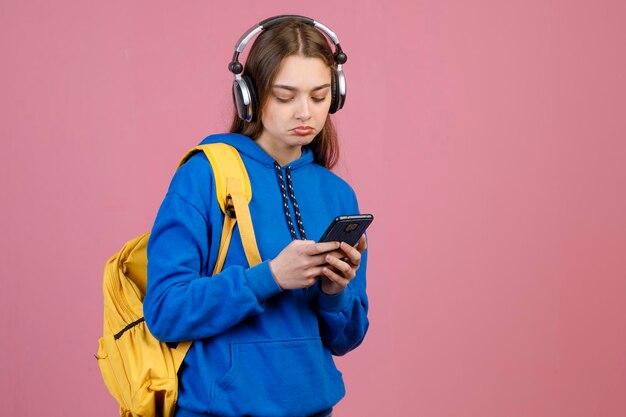Mujer frustrada con auriculares escuchando música mientras navega por internet