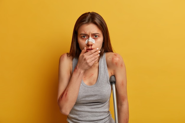 Foto gratuita mujer frustrada y decepcionada tiene hemorragia nasal después de resbalar en el hielo, pierna rota