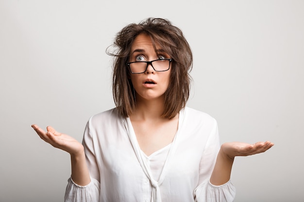 Foto gratuita mujer frustrada con el pelo despeinado desordenado