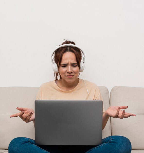 Mujer frustrada con su laptop