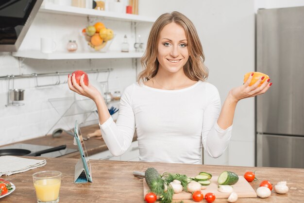 Mujer con frutas en cocina