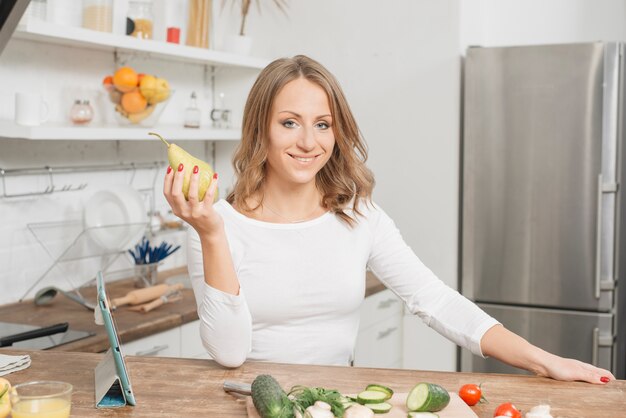 Mujer con frutas en cocina