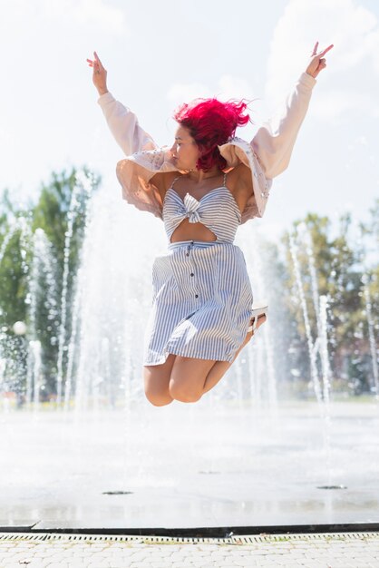 Mujer con fuente de agua en el fondo