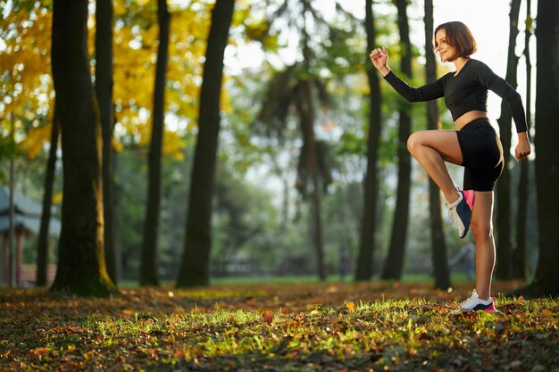 Mujer fuerte entrenando activamente en el parque local