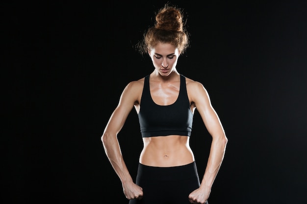 Mujer fuerte fitness posando en studio