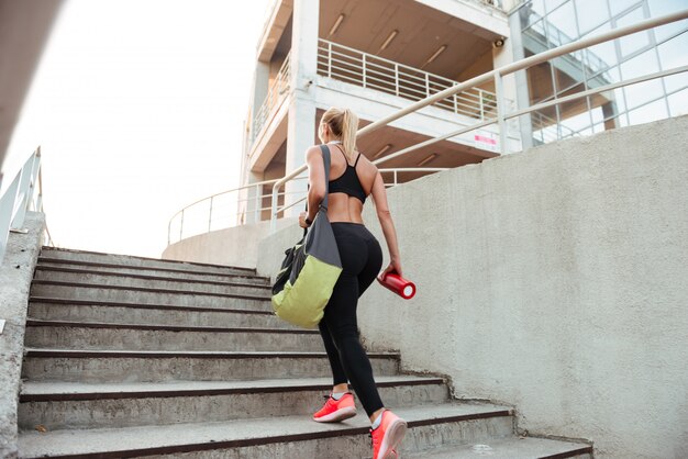 mujer fuerte joven deportes en pasos