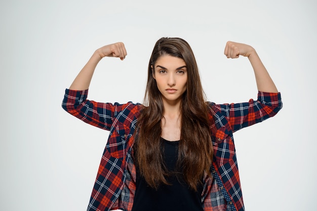 Foto gratuita mujer fuerte segura flex bíceps