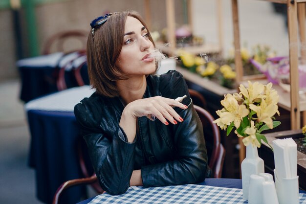 Mujer fumando y mirando hacia arriba