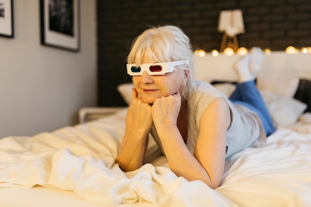 Mujer en gafas 3D viendo la película