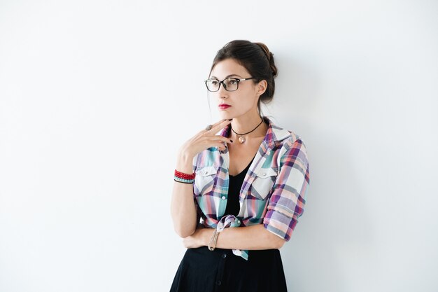 Mujer con gafas en blanco