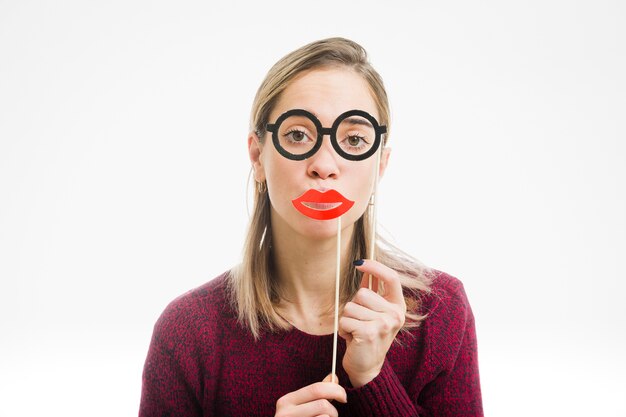 Mujer con gafas y boca de beso