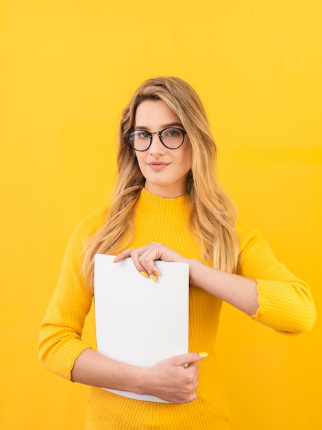 Mujer con gafas y cuaderno