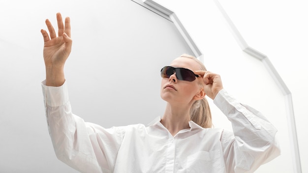 Mujer con gafas digitales