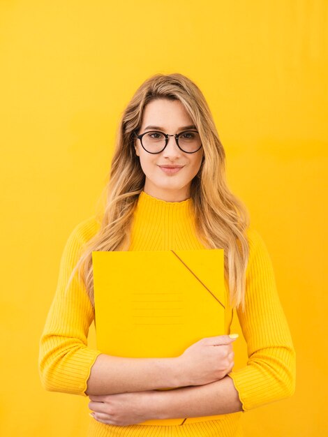 Mujer con gafas y dossier