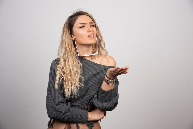 Mujer con gafas hablando con alguien.