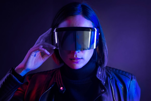 Mujer con gafas inteligentes tecnología futurista digital remix