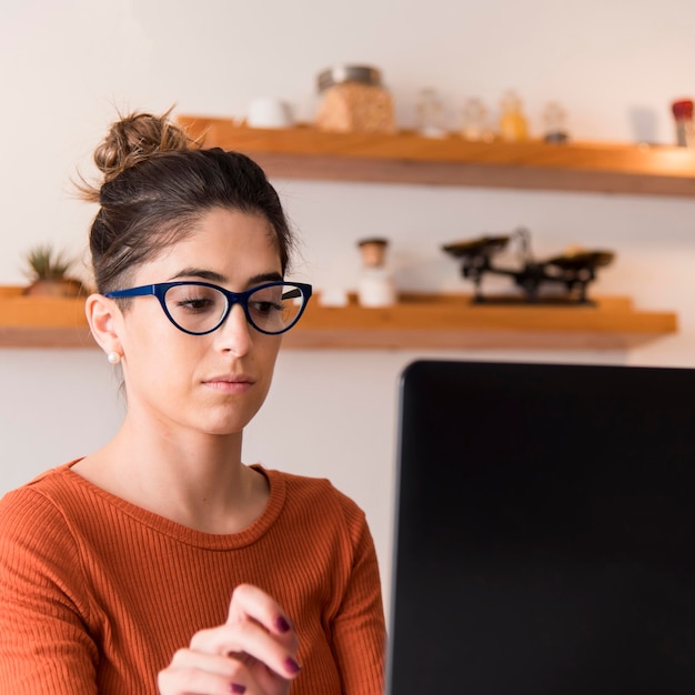 Mujer con gafas en el interior