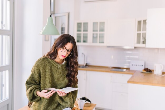 Mujer en gafas leyendo el libro