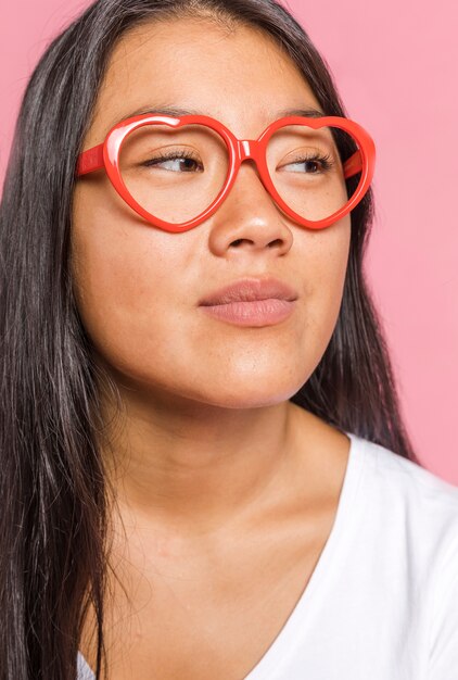 Mujer con gafas y mirando a otro lado