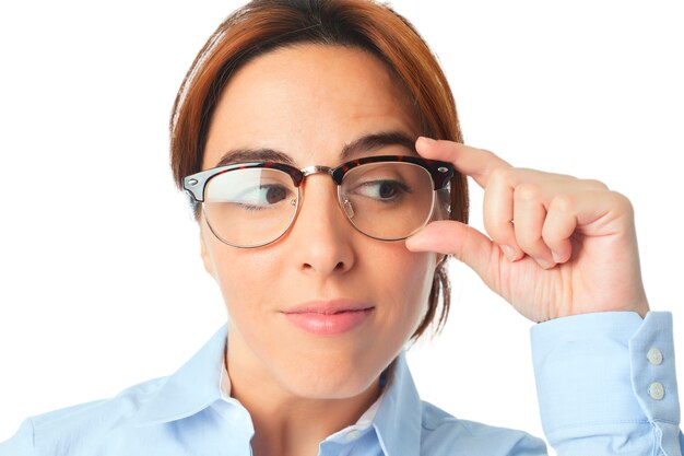 Mujer con gafas mirando sorprendido