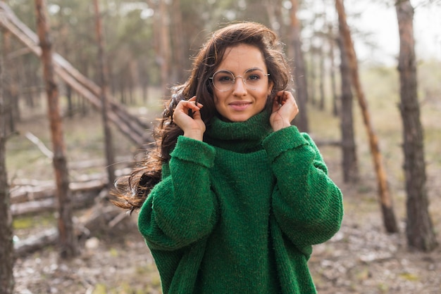 Mujer con gafas en la naturaleza