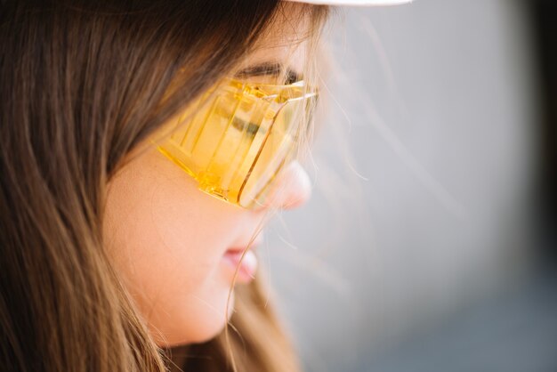 Mujer con gafas protectoras