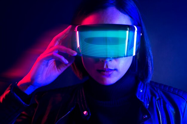 Mujer con gafas, realidad aumentada, cobertura de redes sociales azul