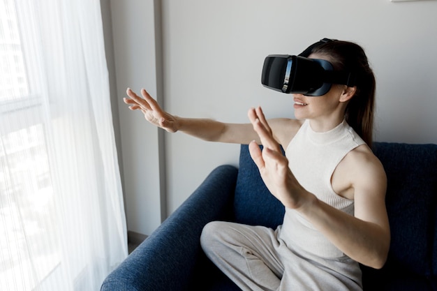 mujer con gafas de realidad virtual en casa