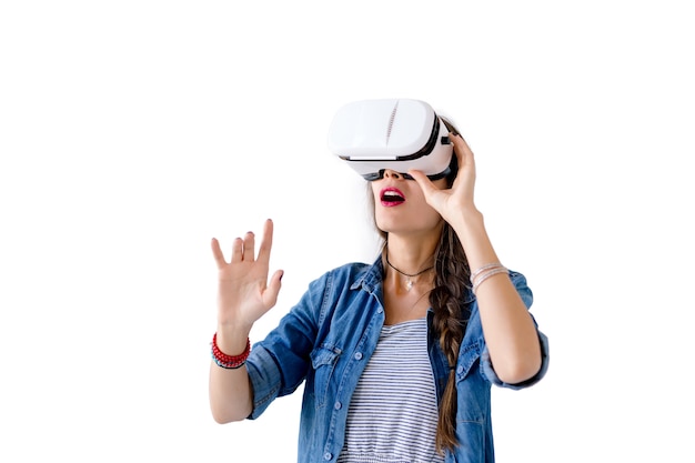 Foto gratuita mujer con gafas de realidad virtual