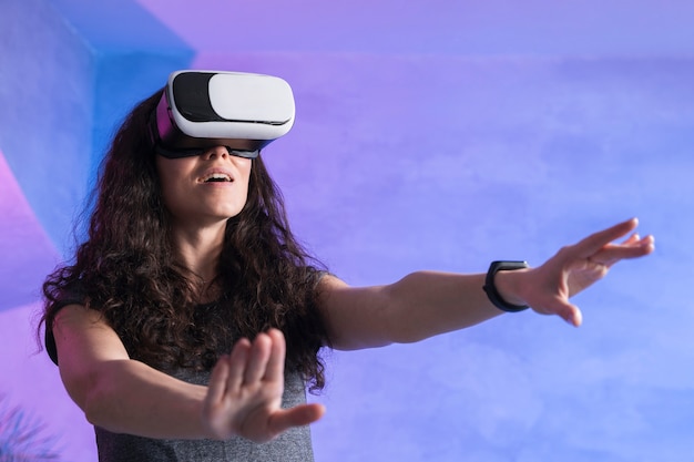 Mujer con gafas de realidad virtual