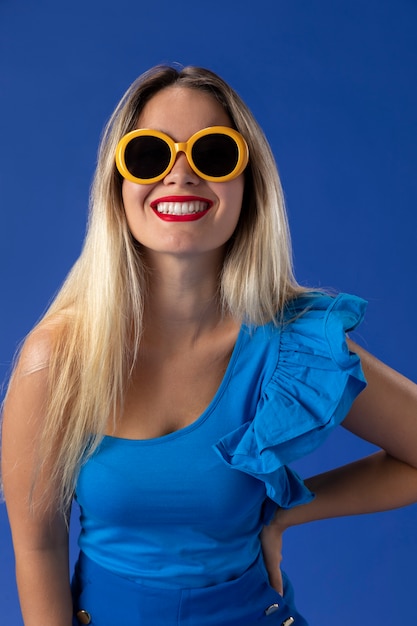 Mujer con gafas de sol amarillas tiro medio
