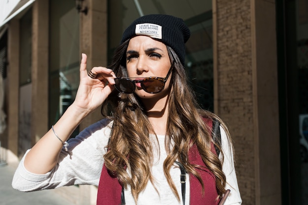 Mujer con gafas de sol en la calle