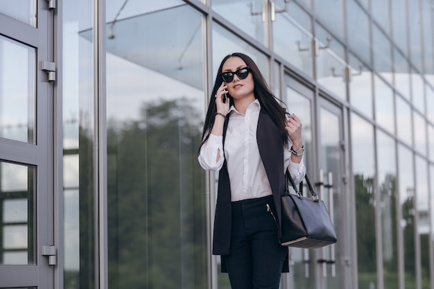 Mujer con gafas de sol y hablando por teléfono