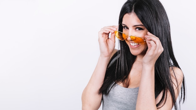 Mujer con gafas de sol mirando a la cámara