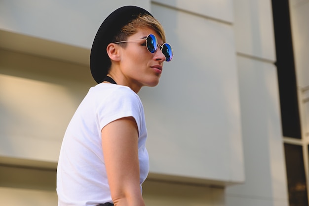 Mujer con gafas de sol de moda