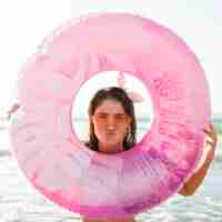 Foto gratuita mujer con gafas de sol en la playa