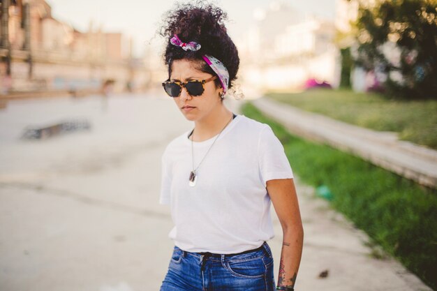 Mujer, gafas de sol, posición, afuera