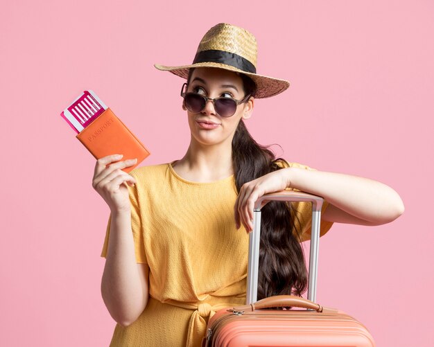 Mujer con gafas de sol con su pasaporte