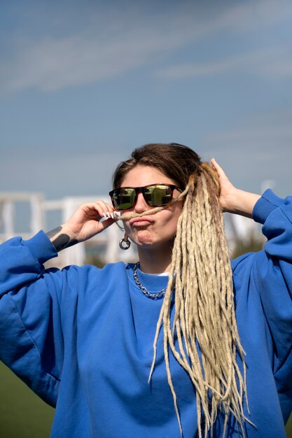 Mujer con gafas de sol de tiro medio