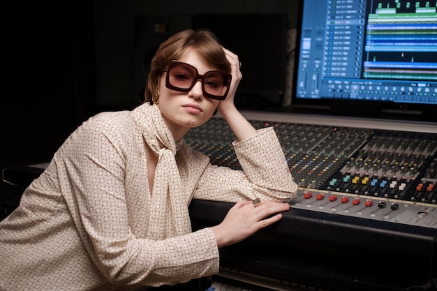 Mujer con gafas de tiro medio