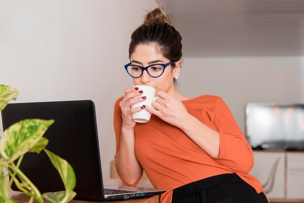 Mujer con gafas tomando café