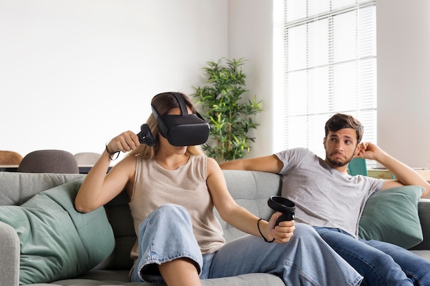 Foto gratuita mujer con gafas vr en interiores tiro medio