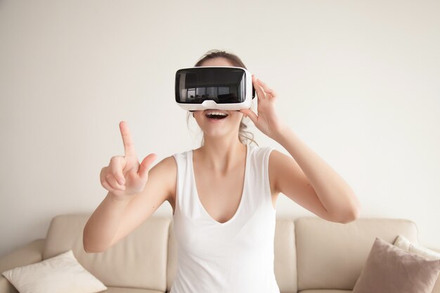 Mujer en gafas VR realiza compras en tienda online