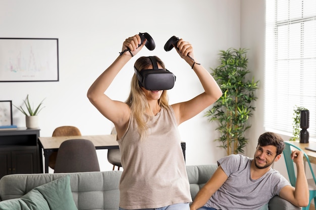 Foto gratuita mujer con gafas vr tiro medio