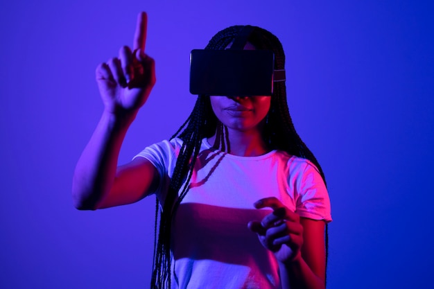 Mujer con gafas vr tiro medio