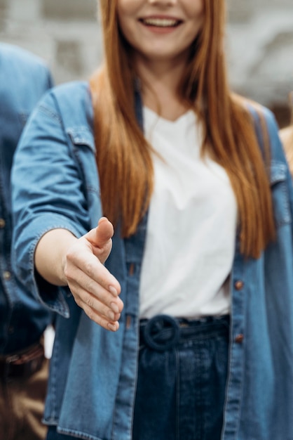 Foto gratuita mujer con ganas de estrechar la mano en el trabajo