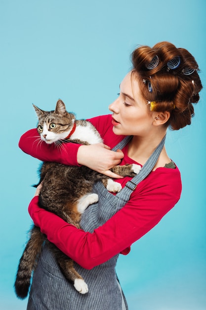 Foto gratuita mujer y gato posan para una foto juntos mientras limpian